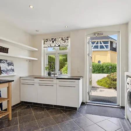 בית נופש 4 Bedroom In ניבורג