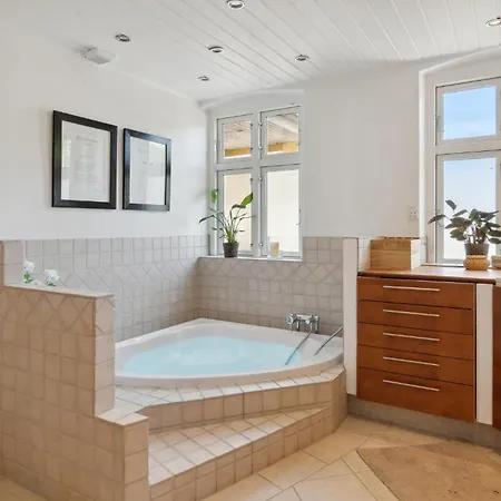 בית נופש 4 Bedroom In *